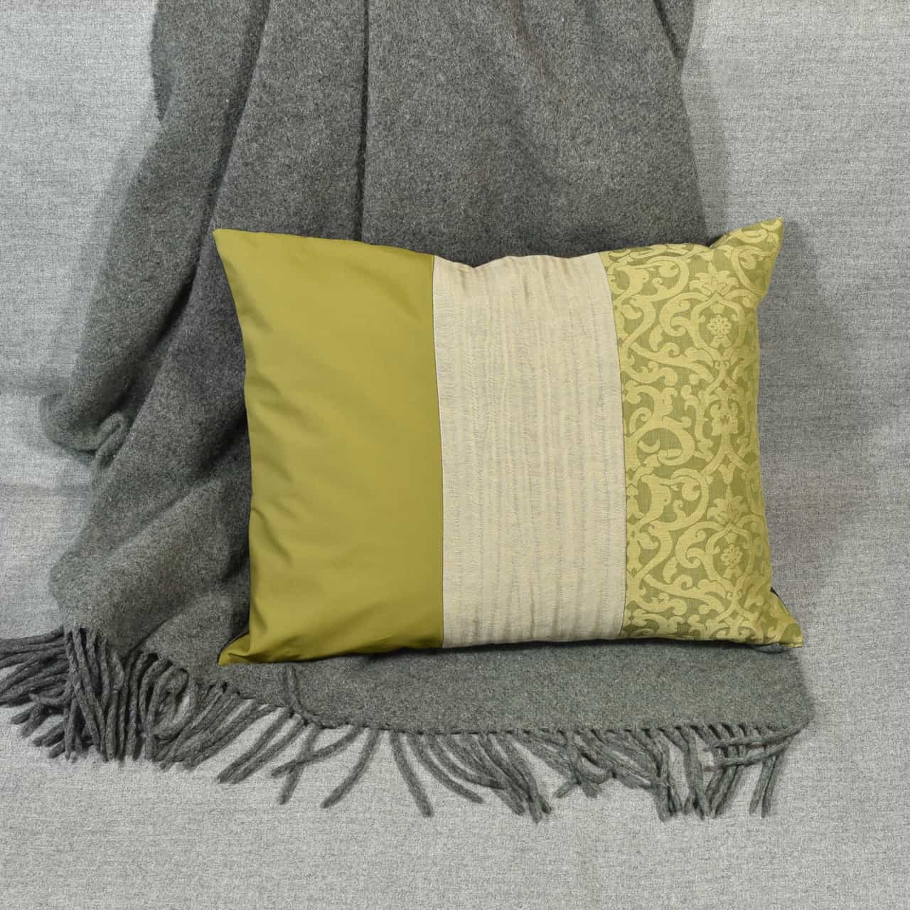 AN-NA Design bietet edle Kissen und besondere Geschenke, Design Manufaktur, handgefertigt in Deutschland. Hier sind Kissen zu sehen in den Farben gelb, und beige.