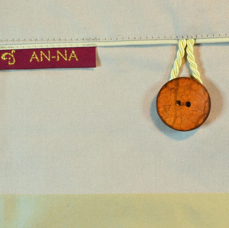Dies ist ein Detail der Rückseite eines Kissen-Unikats von AN-NA Design, einer kleinen Kissen-Manufaktur im Bergischen Land. Der Knopf ist aus Kokos gefertigt.