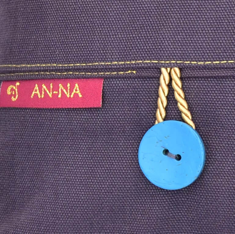 Hier sehen Sie ein farbenfrohes Kissen-Unikat in Lila, Grau, Blau und Crème von AN-NA Design, einer kleinen Kissen-Manufaktur im Bergischen Land.