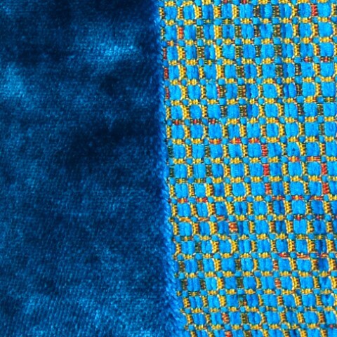 Ein farbenfrohes Kissen-Unikat von AN-NA Design in den Farben Blau, Türkis und Gelb.