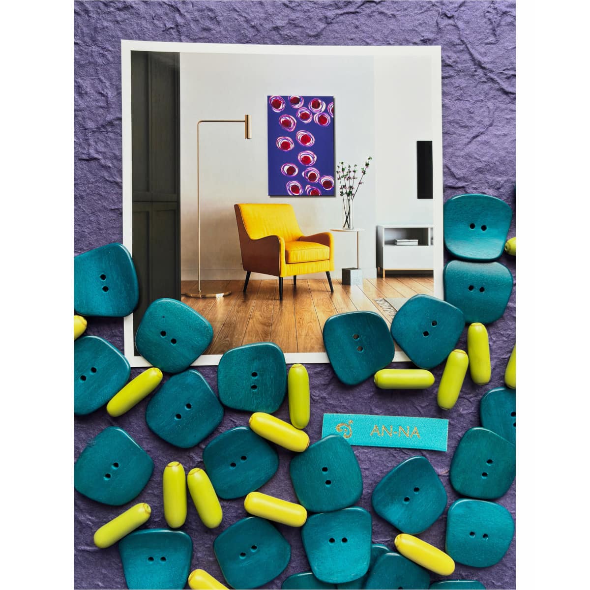 Ein Moodboard aus dem Atelier von AN-NA Design ist hier zu sehen, Knöpfe in verschiedenen Grüntönen, in Türkis und Hellgrün liegen auf einem handgeschöpften Paier, zusammen mit einem Foto, das ein Wanddesign von AN-NA Design in einem Wohnraum zeigt.