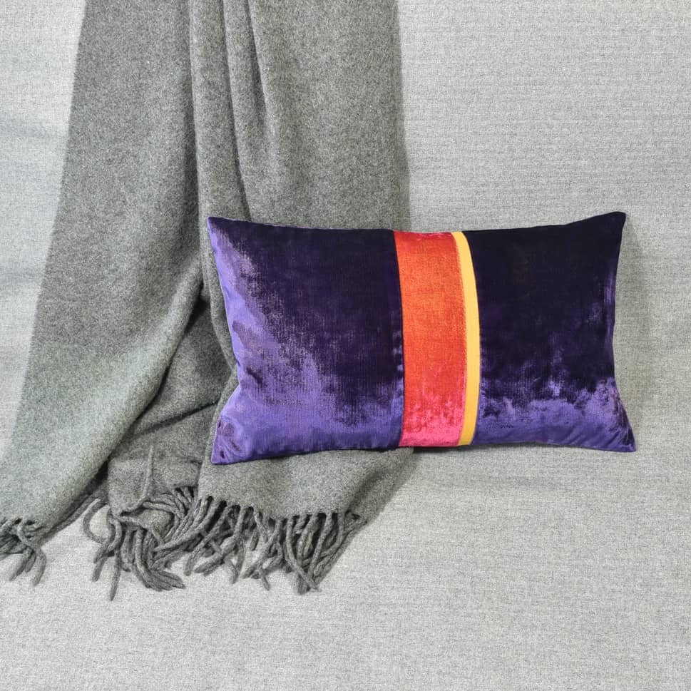 Bei AN-NA Design finden Sie hochwertige Kissen und besondere Geschenke. AN-NA Design ist eine Design Manufaktur. Unsere Kissen werden in Deutschland handgefertigt. Hier ein Kissen in den Farben Violett und Rot.