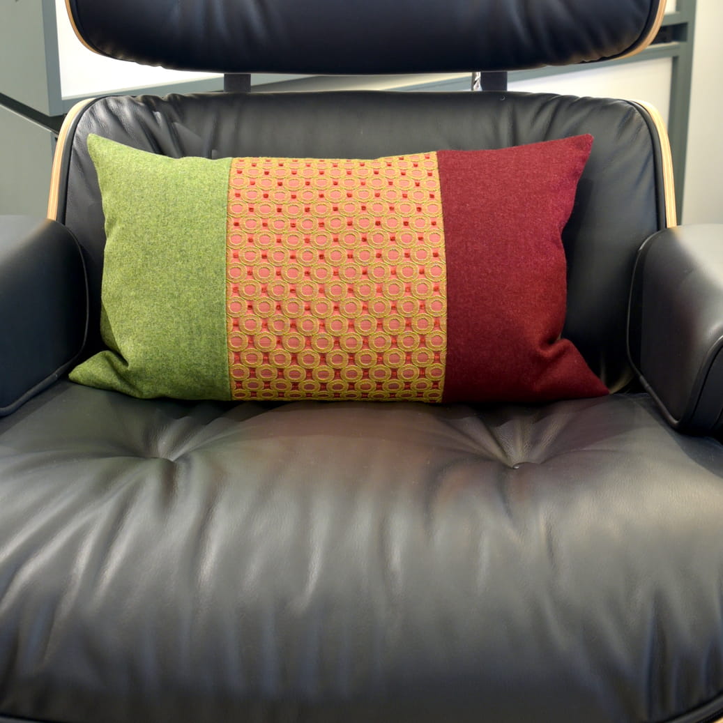 AN-NA Design bietet edle Kissen und besondere Geschenke, Design Manufaktur, handgefertigt in Deutschland. Hier ein Kissen in den Farben grün und rot.