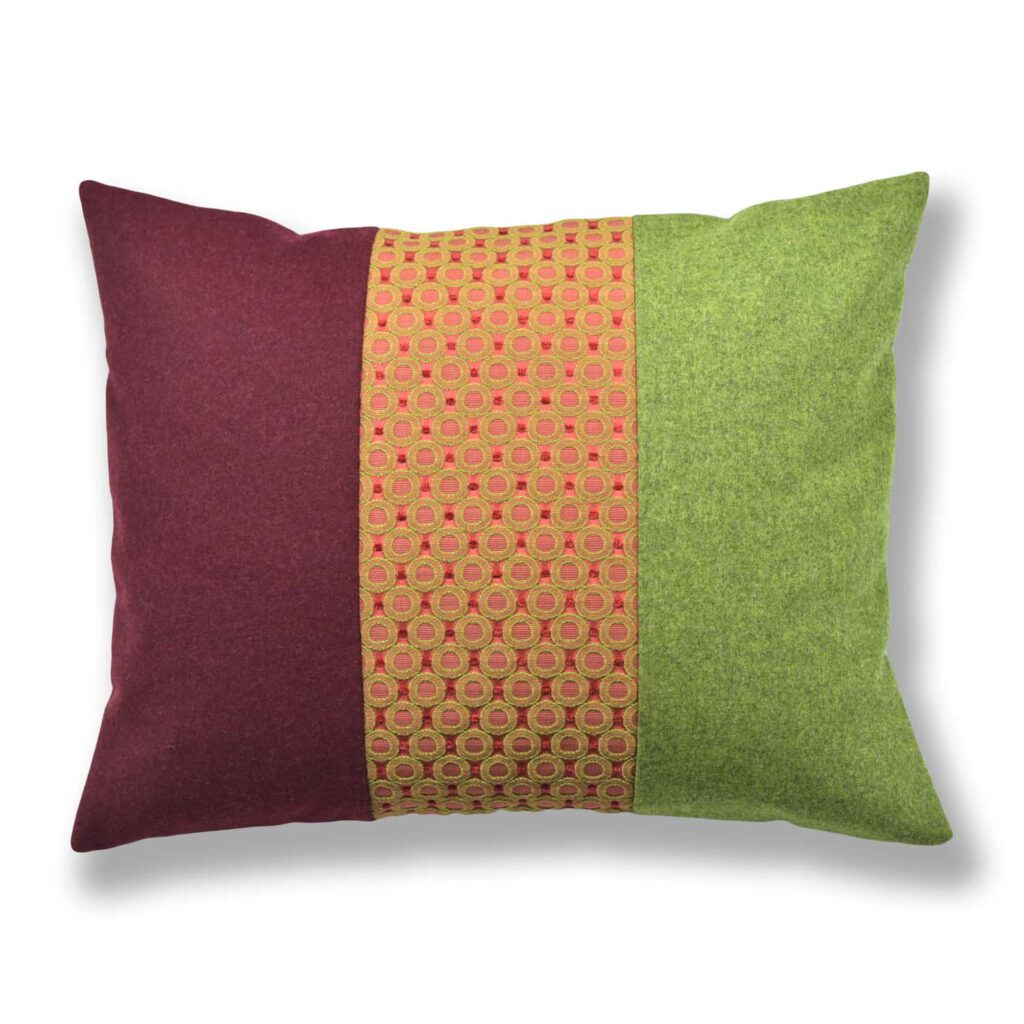 AN-NA Design bietet edle Kissen und besondere Geschenke, Design Manufaktur, handgefertigt in Deutschland. Hier ein Kissen in den Farben grün und rot.