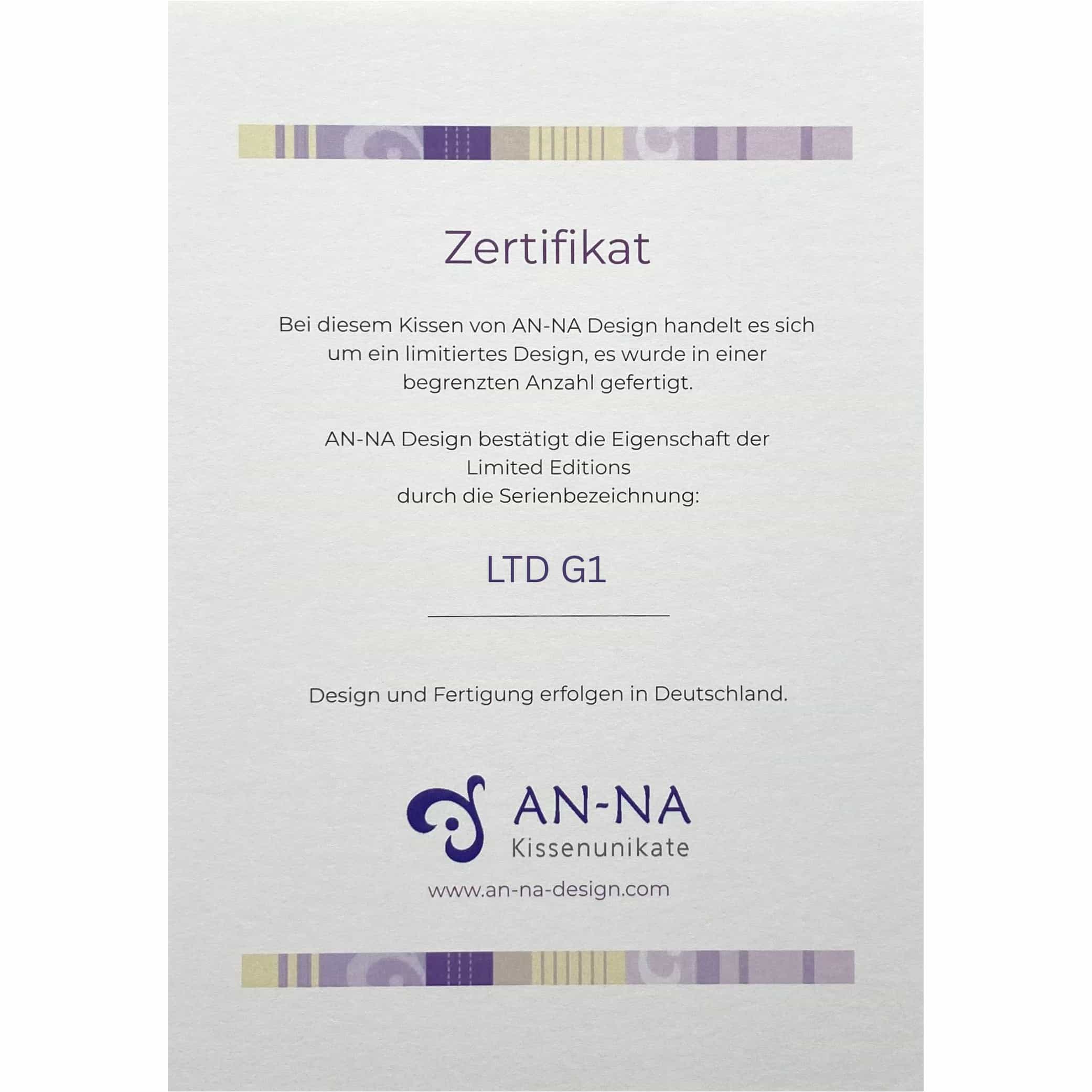 AN-NA Design bietet edle Kissen und besondere Geschenke, Design Manufaktur, handgefertigt in Deutschland. Dieses Kissen hat die Farben beige, cremefarben, hellblau, dunkelblau, grau.