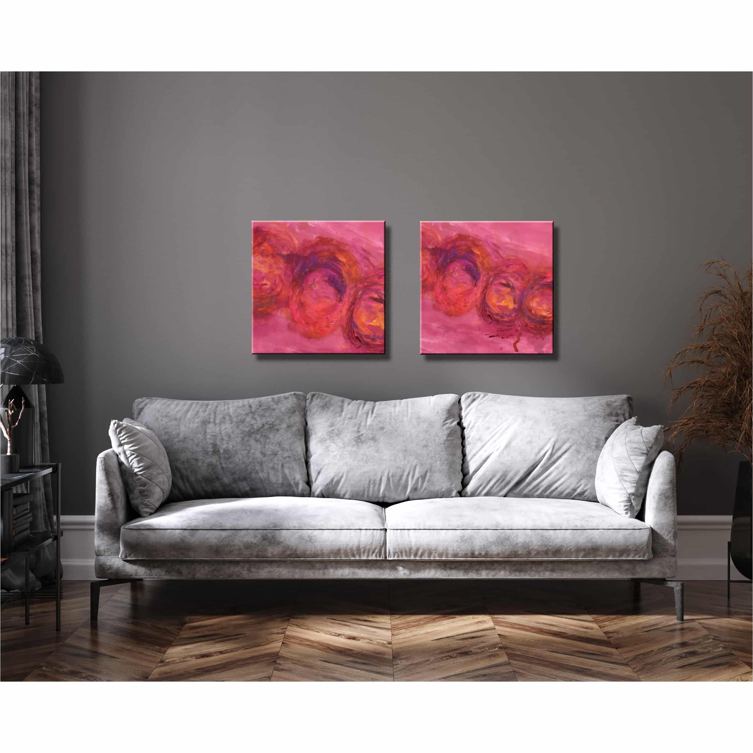 Farbenfrohes Wanddesign von Anna von der Heiden bei AN-NA Design. Hochwertiger Druck auf Leinwand. Farben: Rot, Rosa, Pink, Violett, Orange, Bordeauxrot. Hier ein Anwendungsbeispiel für eine Bildergalerie in einem Wohnzimmer.