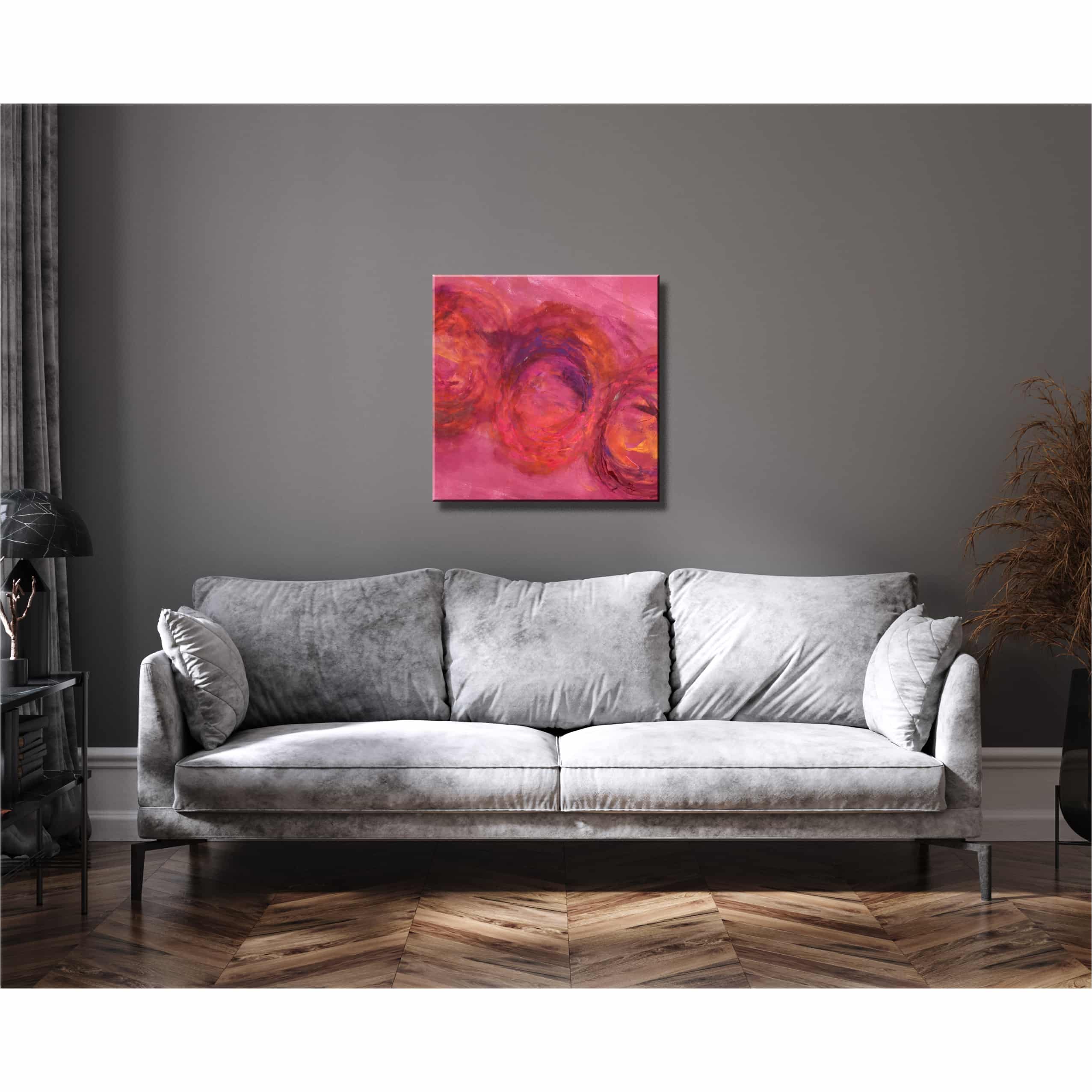 Farbenfrohes Wanddesign von Anna von der Heiden bei AN-NA Design. Hochwertiger Druck auf Leinwand. Farben: Rot, Rosa, Pink, Violett, Orange, Bordeauxrot. Hier ein Anwendungsbeispiel für eine Bildergalerie in einem Wohnzimmer.