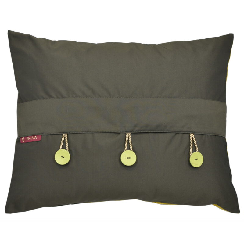 AN-NA Design, edle Kissen und besondere Geschenke. Hier ein Kissen aus der Produktlinie Limited Editions, Größe 40 x 50 cm. Farben auf der Vorderseite pistaziengrün, grüngelb, braun, beige. Die Rückseite ist braun mit grün-gelben Knöpfen.